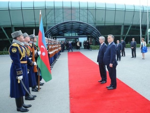Премьер Венгрии прибыл в Азербайджан